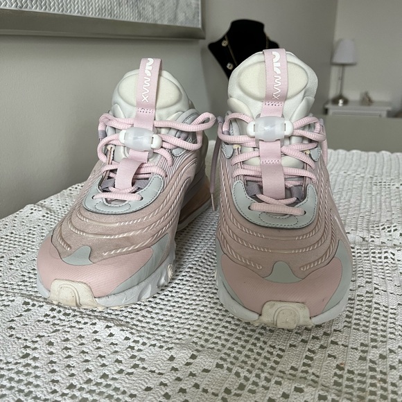 Nike Air Max 270 React . Pink White Grey Women’s Shoes - Picture 2 of 8